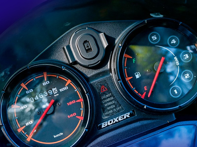 Мотоцикл BAJAJ Boxer BM 150X disc - Зарядка всегда под рукой