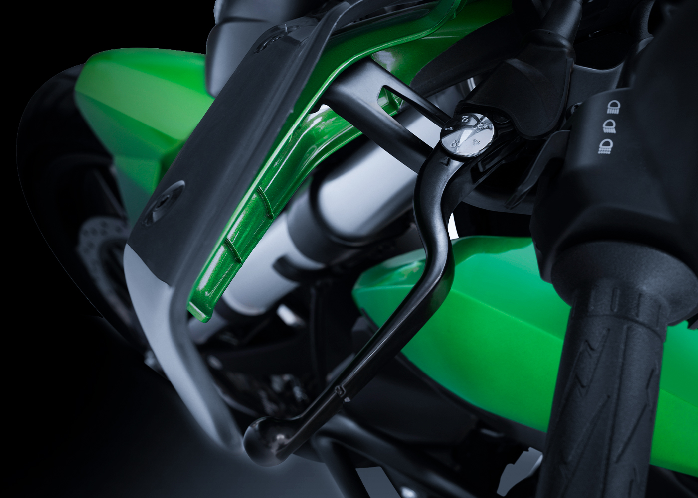 Мотоцикл Bajaj Dominar 400 Touring - Новые пульты управления и регулируемые рычаги